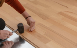 实木地板铺设（实木地板铺设最便捷的安装方法是）