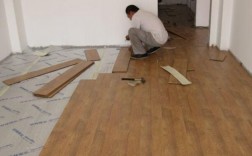 铺木地板地面怎么处理（铺木地板地面怎么处理?）