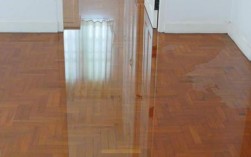 家地板（家地板上中间一块有水怎么原因）