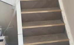 楼梯木地板效果图（楼梯木地板图片）