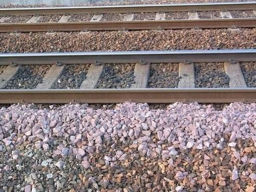 铁路铺碎石是谁发明的？铁路木料-图1