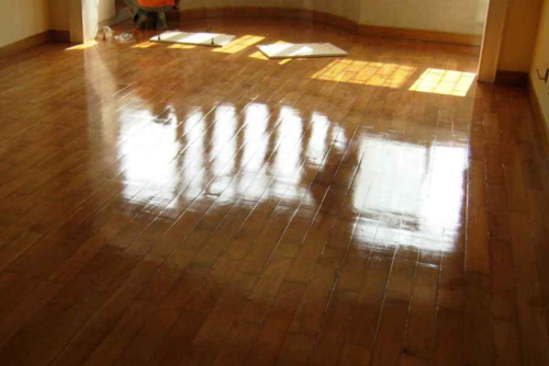 强化地板的油漆（强化地板上的油漆怎么去除）-图1