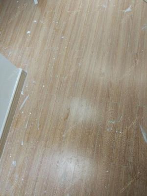 实木地板漆面很薄（实木地板表面一层漆脱落）-图3