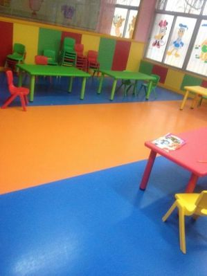 幼儿园塑料地板（幼儿园塑料地板适合居家使用吗）-图1