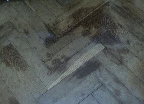 地板上的油渍怎么清除（地板上的油渍怎样清除）-图2