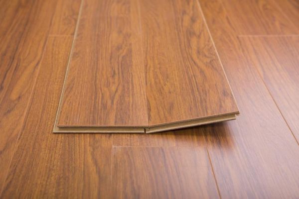 強化木地板和實木地板（强化木地板和实木地板花纹一样吗）-图2