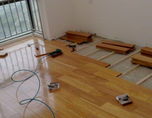下雨天安装木地板（下雨天铺木地板）-图1