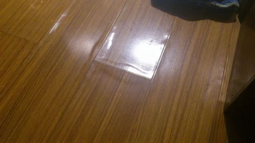 复合实木地板泡水（实木复合地板泡水后多久才会鼓包）-图1