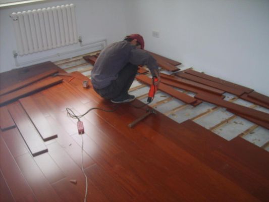 实木地板自己安装（纯实木地板安装流程）-图1