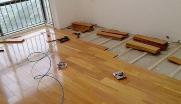 木地板去除乳胶漆（如何去除木地板上的乳胶漆 涂料 油漆）-图3