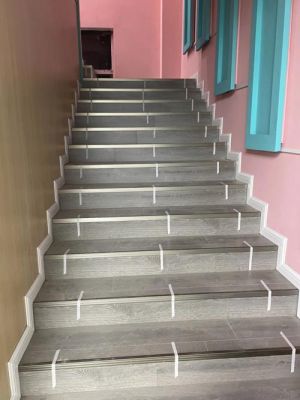 楼梯强化地板（楼梯强化地板安装）-图1