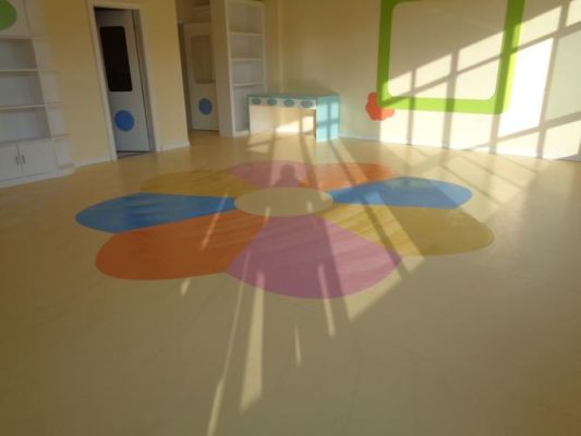 幼儿园教室地板塑胶地板（幼儿园塑胶地板有毒吗?）-图1