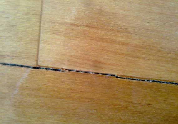 实木地板有裂纹（实木地板有裂纹是质量问题吗）-图1