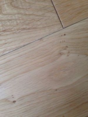 橡木地板结疤（橡木地板上的黑疤）-图1