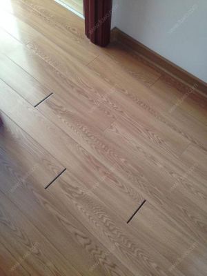 木地板对缝安装（木地板安装对缝和不对缝）-图1