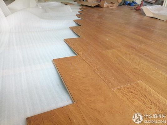 实木地板铺设（实木地板铺设最便捷的安装方法是）-图2