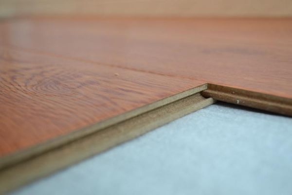 地板用多层实木复合地板（地板多层实木好还是复合好）-图1