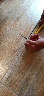 实木地板缝隙清理（实木地板缝隙清理方法）-图2