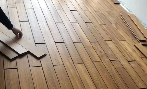 贴合地板（地板贴整块的好还是拼接的好）-图1