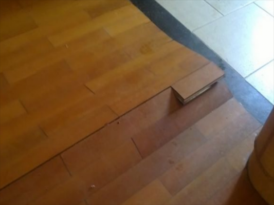实木地板变形能复原吗（实木地板翘鼓变形的可能原因有哪些）-图1