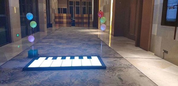 钢琴地板（钢琴地板灯安装）-图1