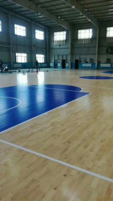 篮球场运动木地板施工（蓝球场运动木地板）-图2
