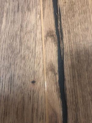 木质地板缝隙（木质地板缝隙怎么修补）-图1