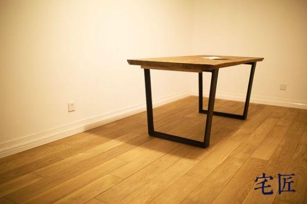 木地板桌椅图片（木地板桌子）