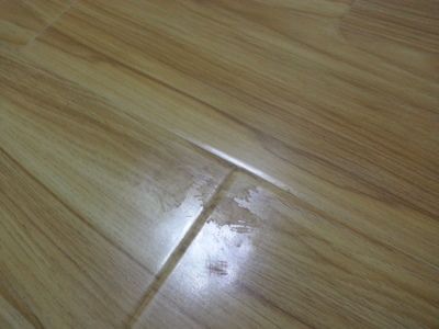 地板有胶（地板有胶痕迹怎么清除）-图1