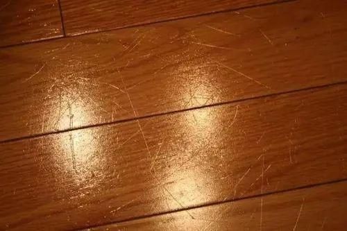 木地板压痕（实木地板划痕怎么修复）-图3