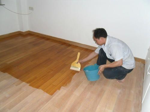 地板油漆怎么洗（地板漆怎么洗掉）-图3