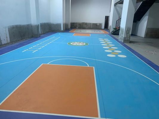 篮球场pvc塑胶地板（篮球场塑胶地板施工工艺）-图1