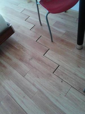 木地板起缝（木地板的缝缝怎么处理）